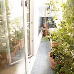 Chambre Avec Salle De Bain Privee Et Balcon Vegetal A Lisbonne Amoreiras